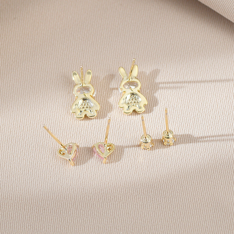 A golden little rabbit heart card with three pairs of ear studs, a three-dimensional cute rabbit for girls, paired with a simple pink heart round and fresh earpiece gift for girls Specification image