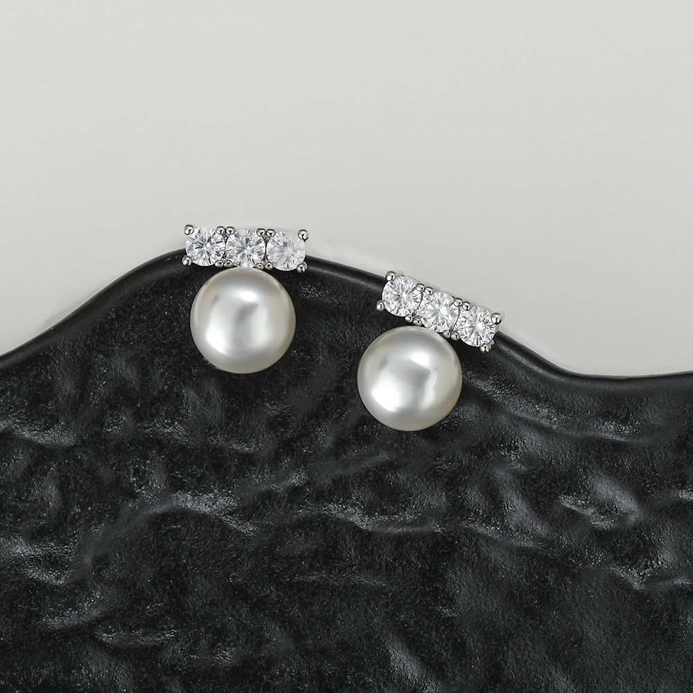 Silver pearl stud earrings are elegant accessories for women. Stud guns Pierce through the shrill studs Application Scenario