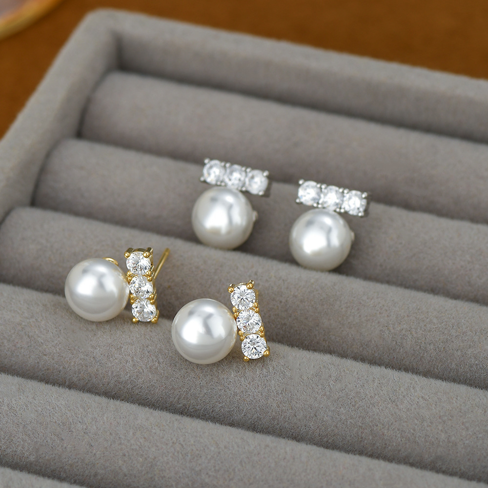 Silver pearl stud earrings are elegant accessories for women. Stud guns Pierce through the shrill studs Item Picture