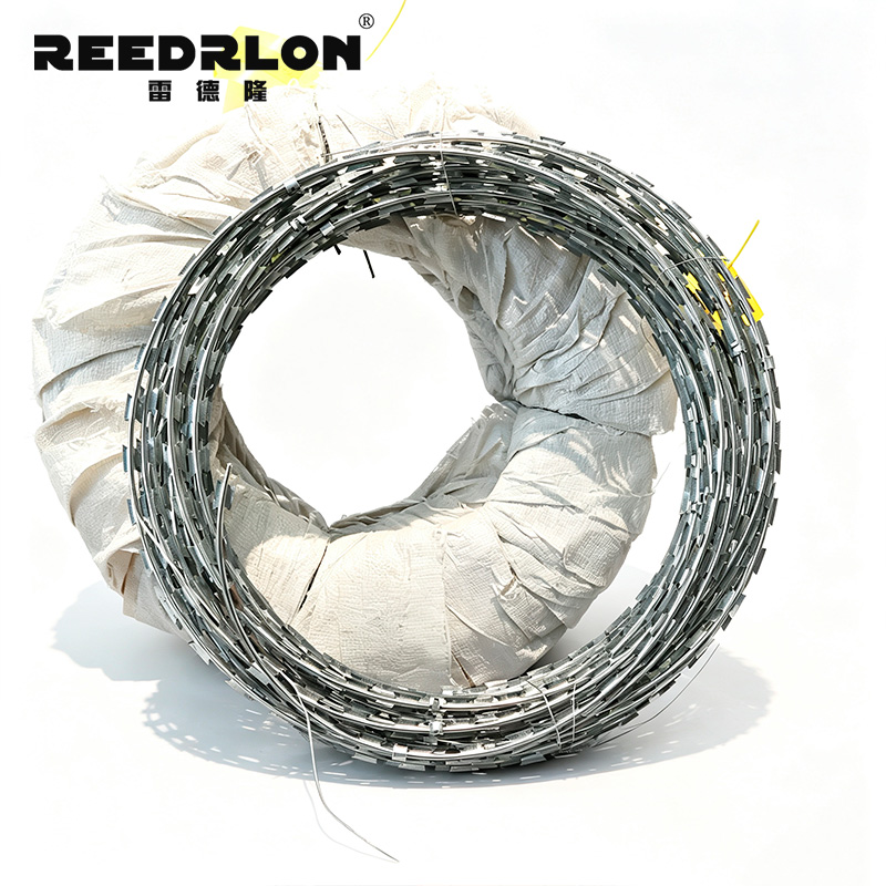 Hot-dip galvanized barbed wire with blade details Picture