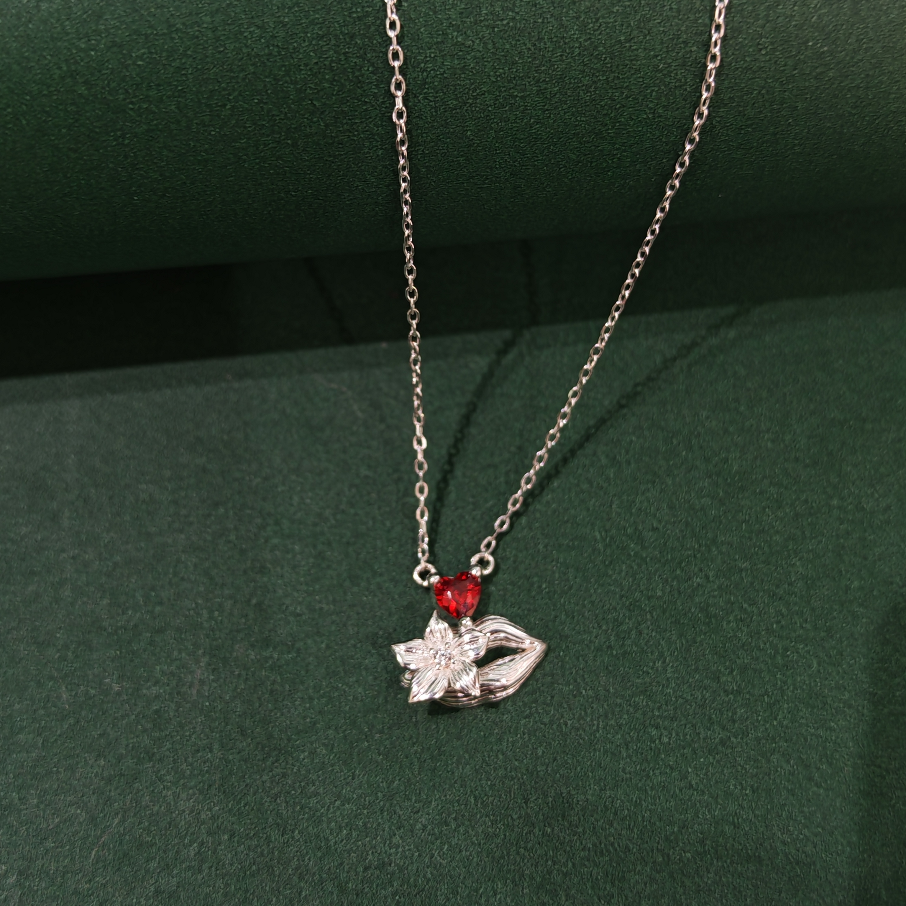 APOTIE's rotatable small flower kiss Falling flowers s925 all-silver niche design silver collarbone chain is available for wholesale Specification image