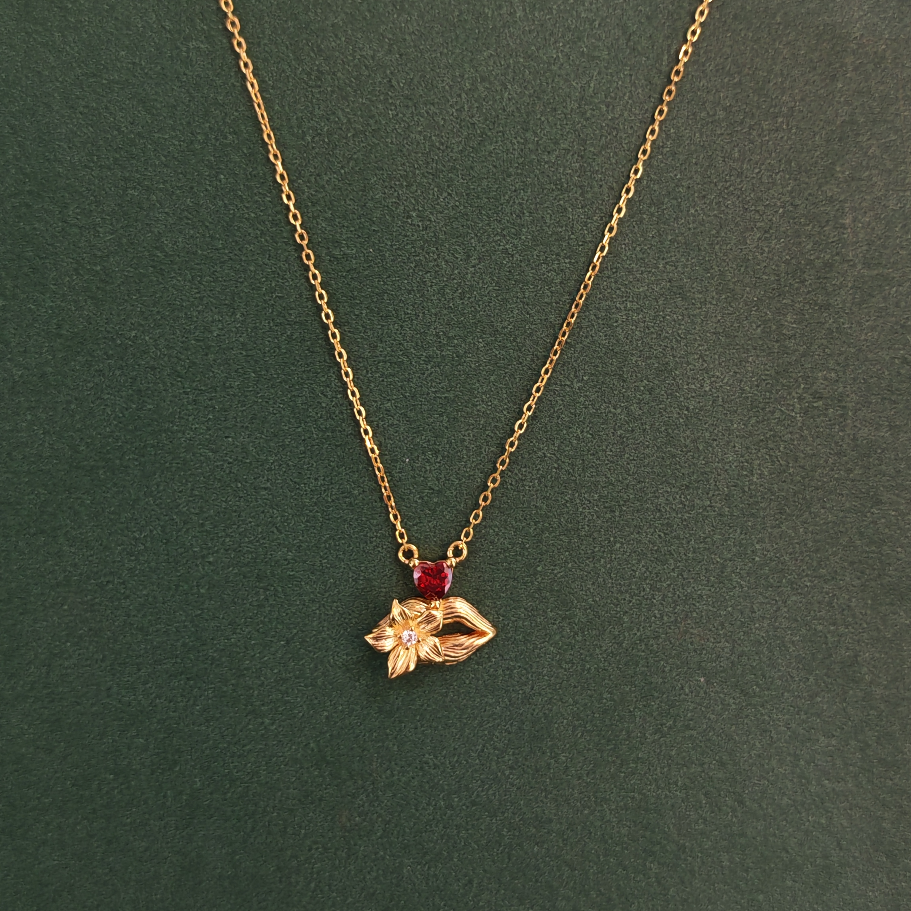 APOTIE's rotatable small flower kiss Falling flowers s925 all-silver niche design silver collarbone chain is available for wholesale Application Scenario