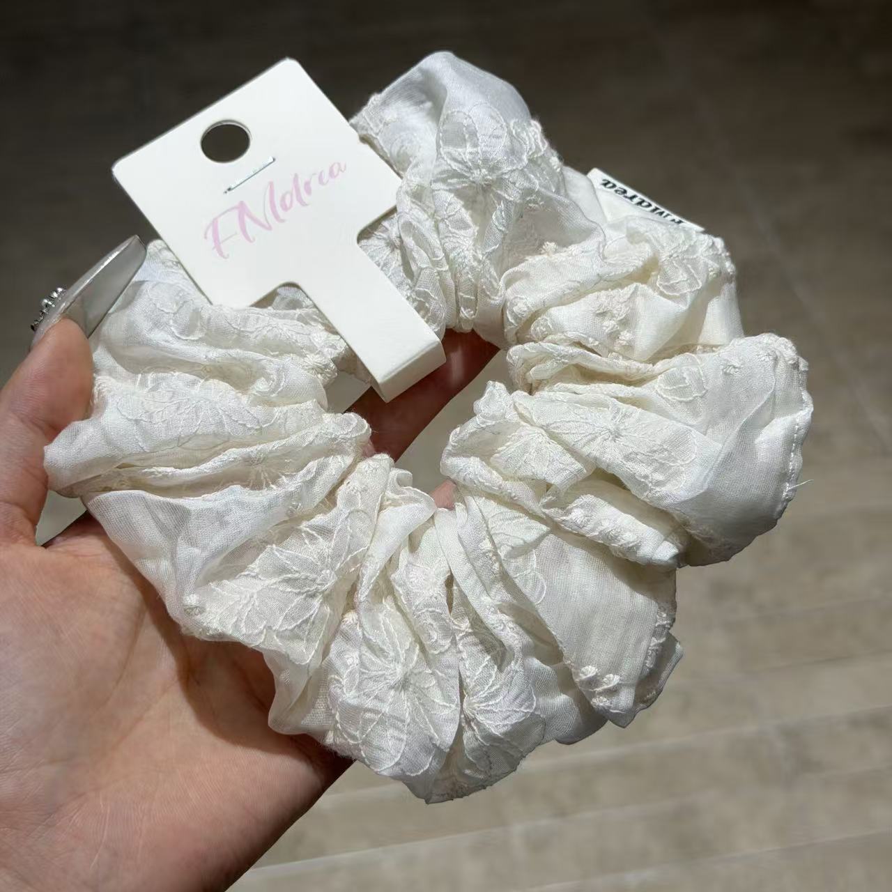 米白立体花卉刺绣纱质大肠发圈 褶皱肌理扎丸子头 素雅气质发饰