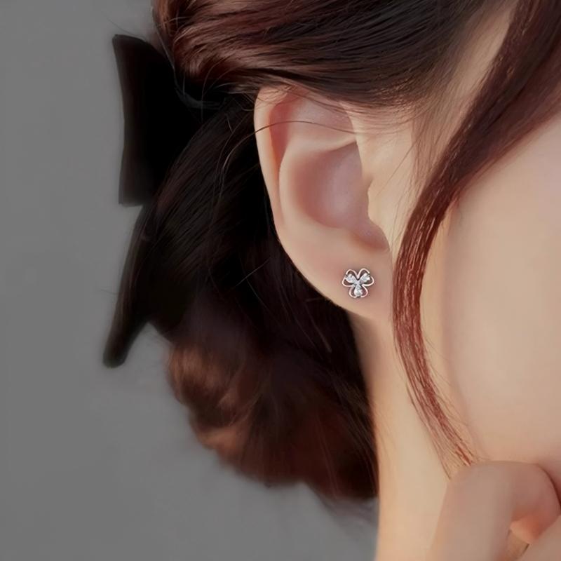 Genuine s999 pure silver super sparkling clover all-body pure silver stud earrings, a light luxury Korean-style accessory for women details Picture