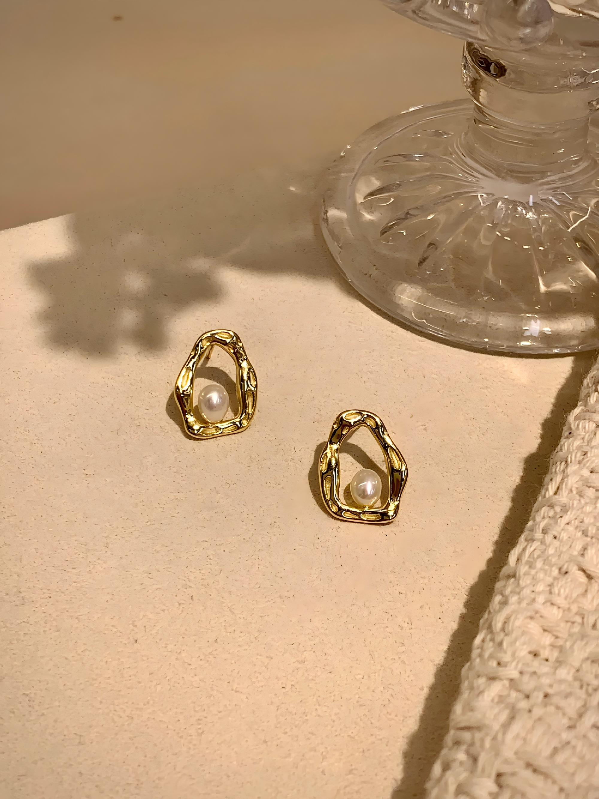 New trendy earrings with a light luxury and niche design sense, natural pearl stud earrings, French high-end feel, retro cold style, super fairy stud accessories, and ear piercing Application Scenario
