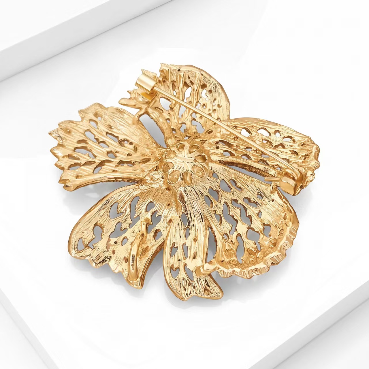 New retro water diamond note brooch, versatile and fashionable lapel pin brooch, unisex suit pin accessory 124800786 Application Scenario
