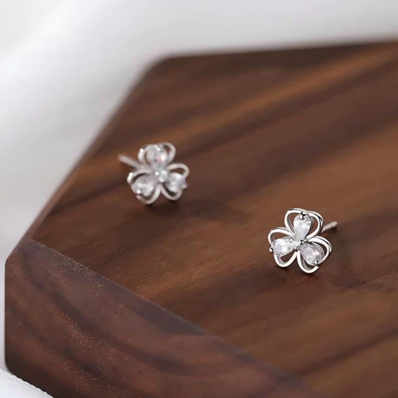 Genuine s999 pure silver super sparkling clover all-body pure silver stud earrings, a light luxury Korean-style accessory for women Specification image