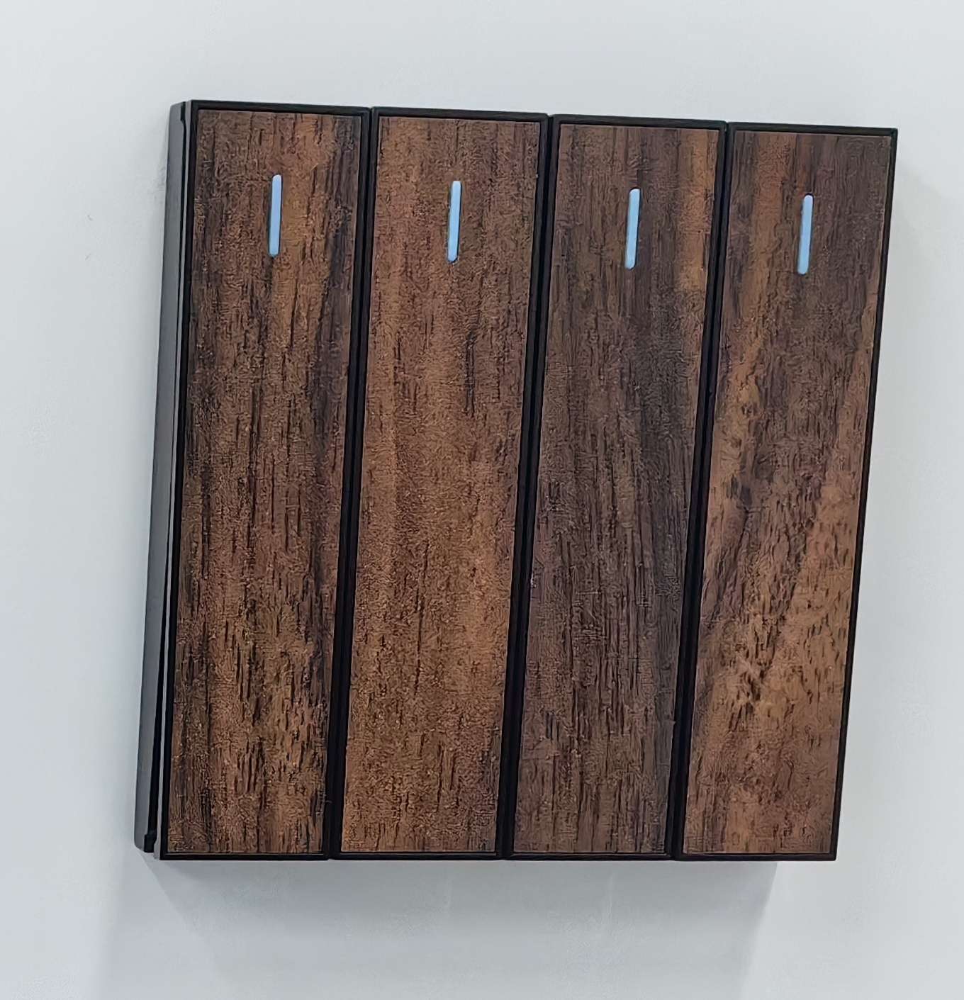 S16 gris/amarillo patrón de madera cuatro puertas interruptor de pared de control único 86 tipo zócalo de pared para comercio exterior especial Application Scenario