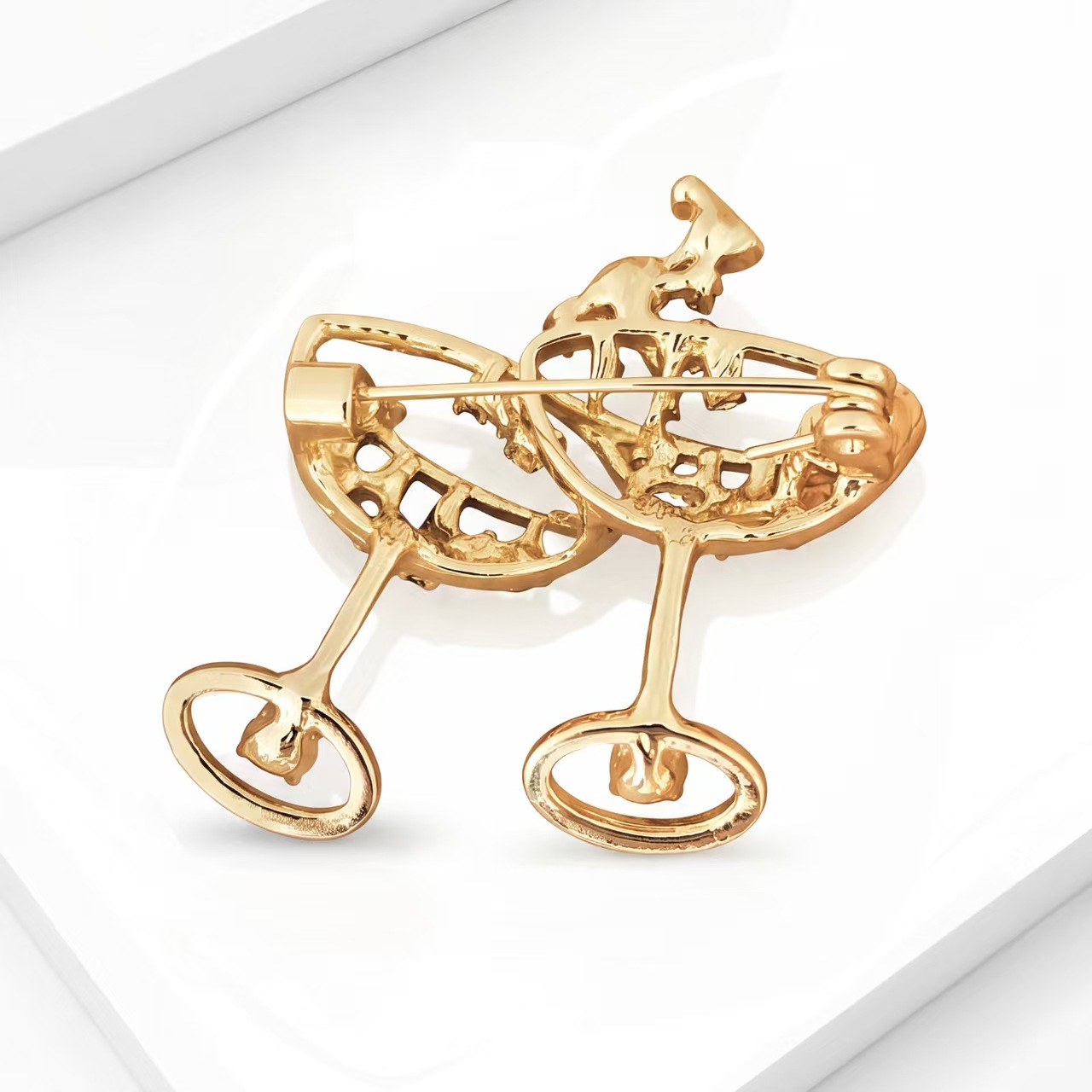 New fashionable and creative cocktail cup brooch, trendy women's sweater coat brooch accessory pin Application Scenario