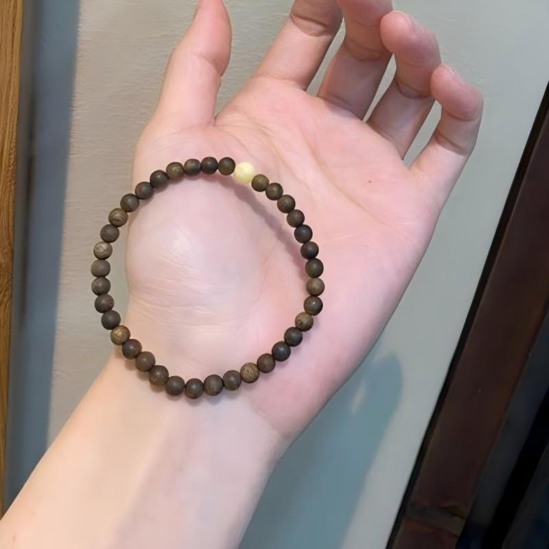 Natural agarwood and amber bracelets for men and women, agarwood cultural and artistic couple bracelets, incense beads cultural and artistic Application Scenario