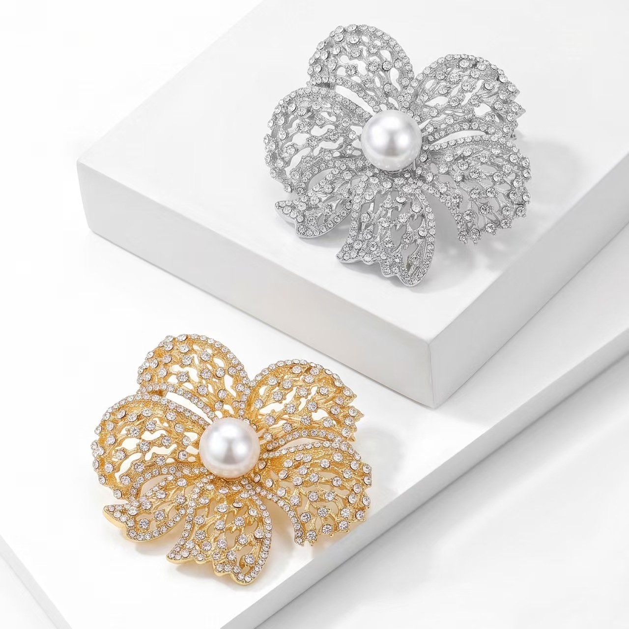 New retro water diamond note brooch, versatile and fashionable lapel pin brooch, unisex suit pin accessory 124800786