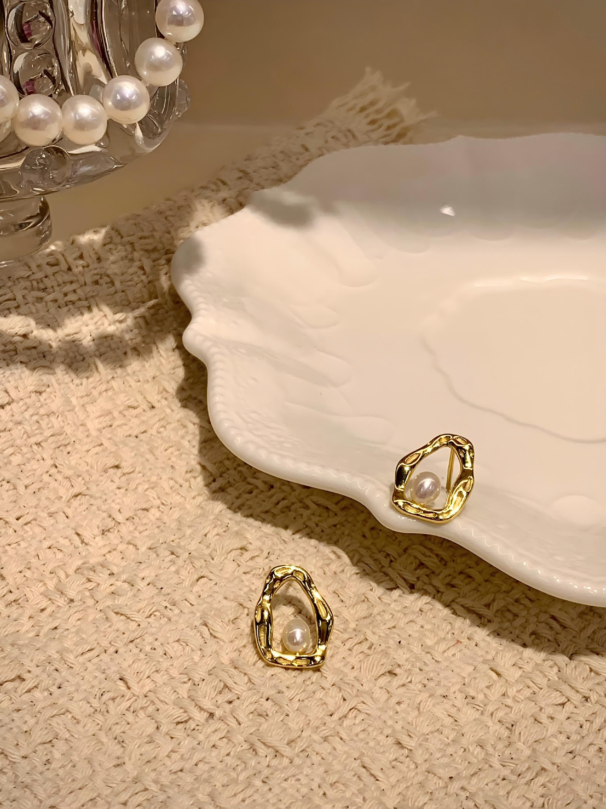 New trendy earrings with a light luxury and niche design sense, natural pearl stud earrings, French high-end feel, retro cold style, super fairy stud accessories, and ear piercing Specification image