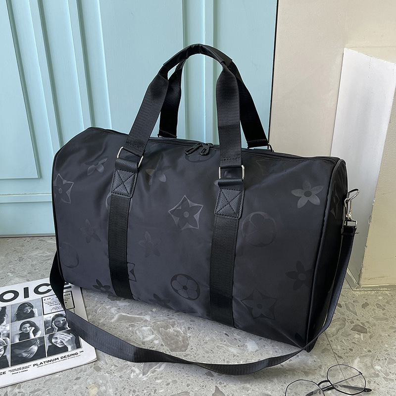 The black travel bag has a shoe compartment and can be carried by hand or crossbody for short trips, as well as for storing luggage of students on business trips and boarding sports and fitness bags