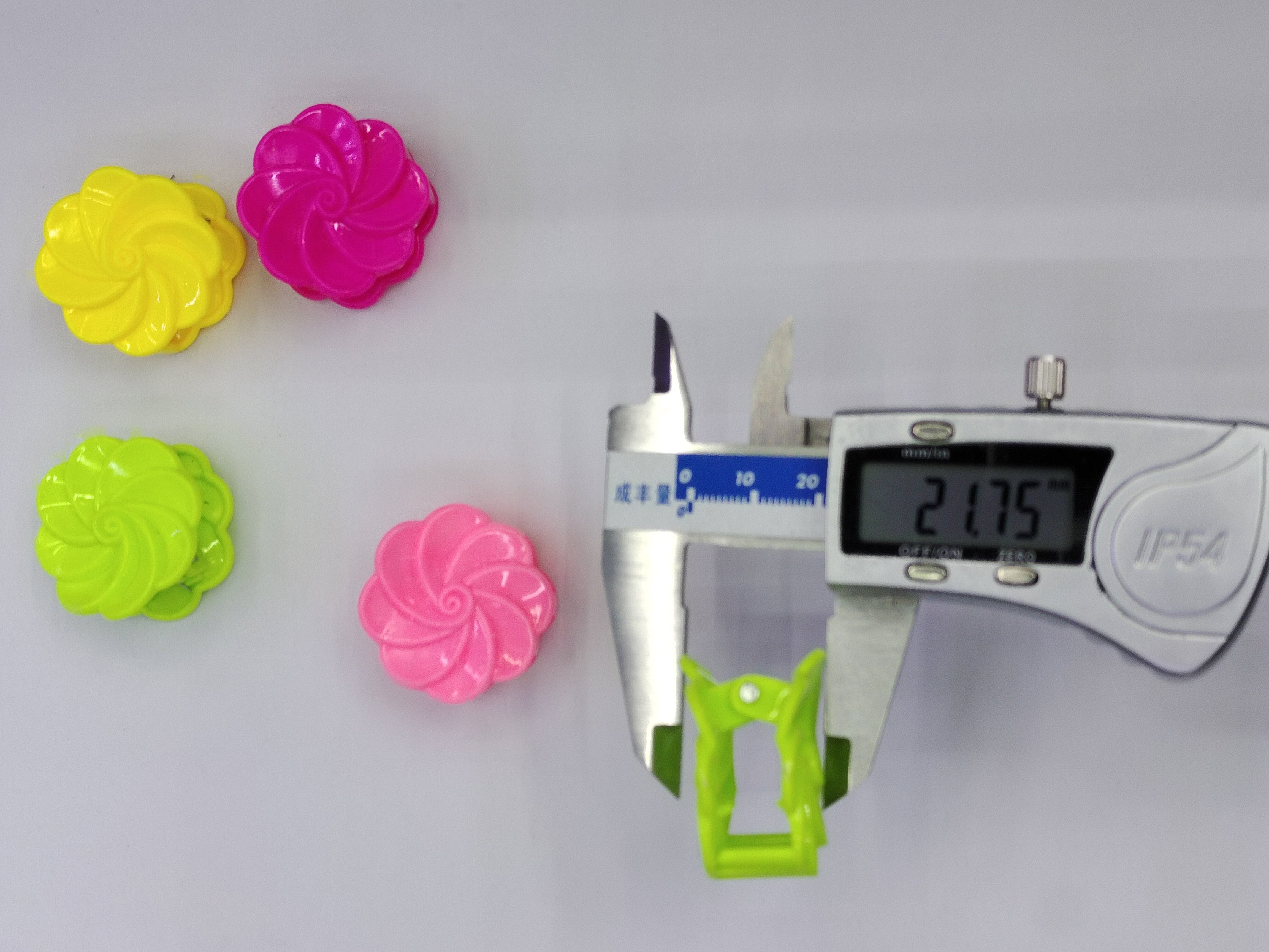 Colorful flower-shaped large claw clip women's hair accessory and claw clip accessory Application Scenario
