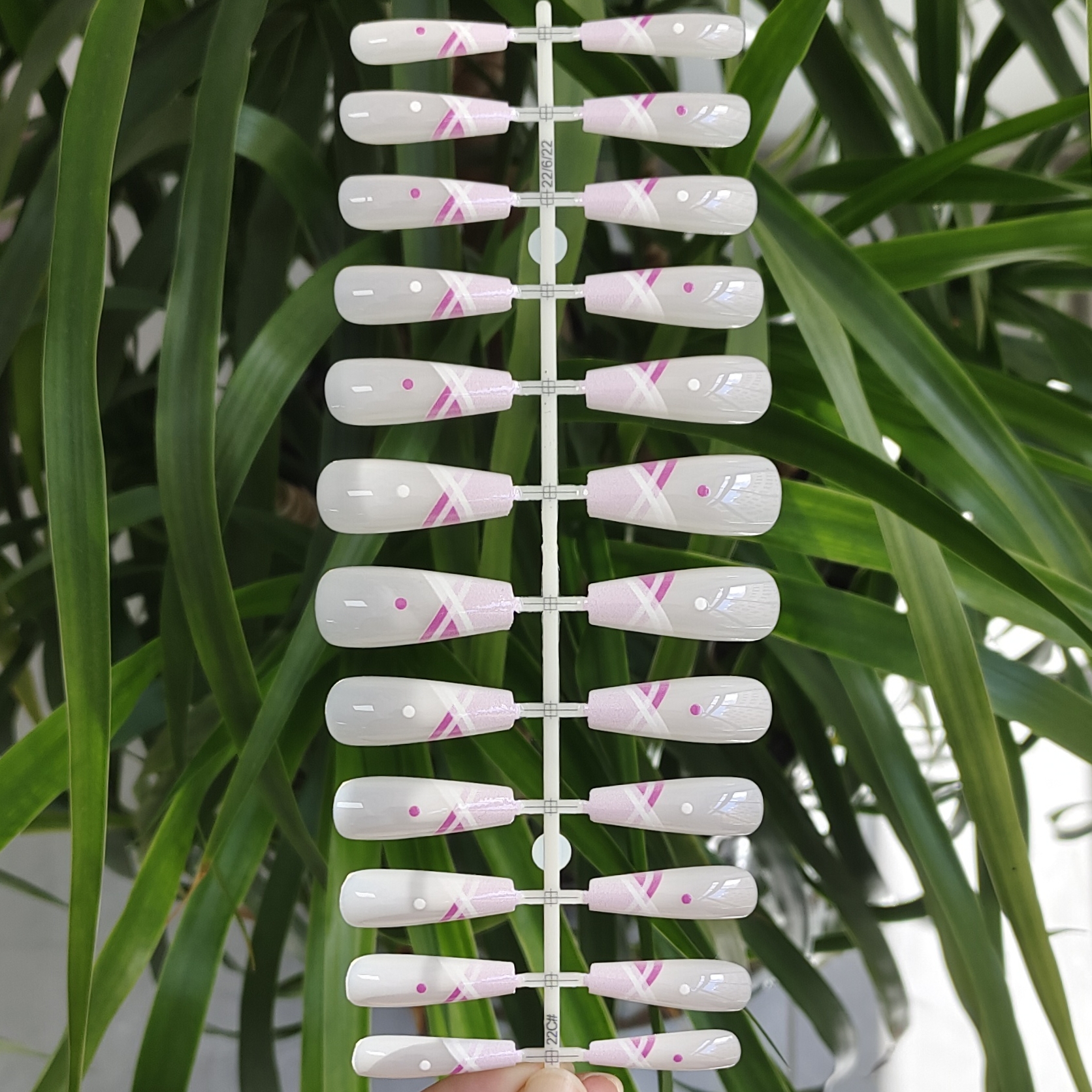 24 ballet-shaped pinkish-white nail plates with inkjet printing process, featuring cross-pinkish-white stripes and polka dot patterns, wearable nail patches