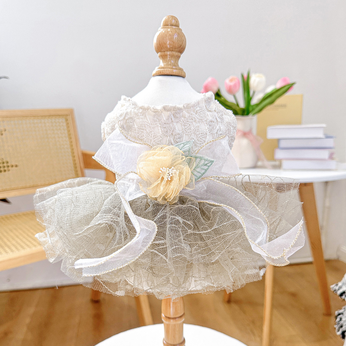 Pet clothing, dog and cat clothes, lace dresses, evening gowns, chiffon dresses, hot-selling new autumn and winter styles, Christmas dresses, teddy, bichon, Pomeranite wedding dresses, chanty dresses, princess dresses. Wholesale in multiple sizes and styles. For orders, please contact customer service