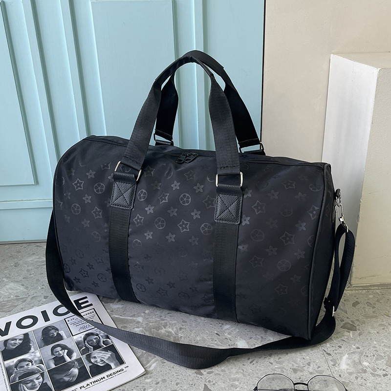 The black travel bag has a shoe compartment and can be carried by hand or crossbody for short trips, as well as for storing luggage of students on business trips and boarding sports and fitness bags detail image 5