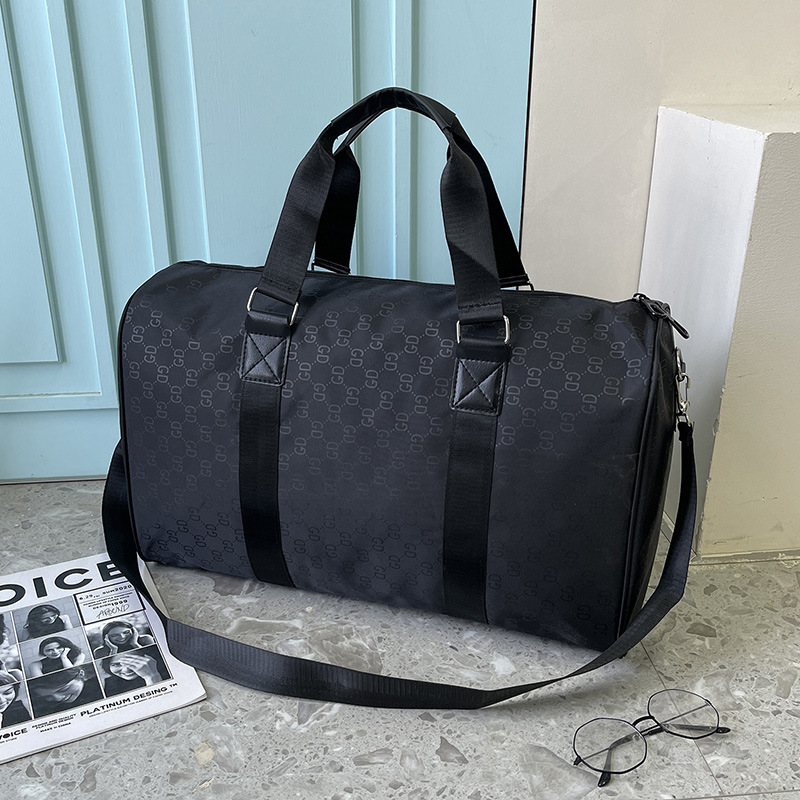 The black travel bag has a shoe compartment and can be carried by hand or crossbody for short trips, as well as for storing luggage of students on business trips and boarding sports and fitness bags Application Scenario