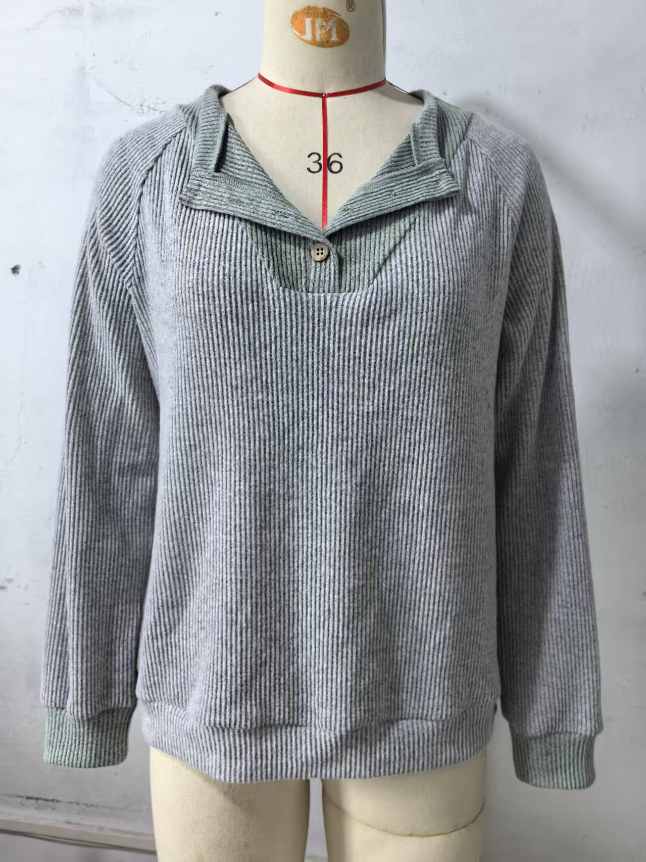 2026 European and American cross-border women's clothing Amazon Autumn/Winter New V-neck fashionable two-color imitation sweater loose long-sleeved top Application Scenario