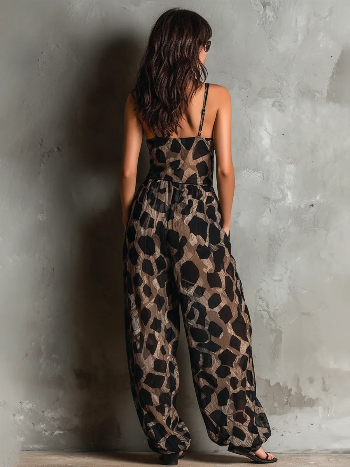 Retro leopard print deep V knot halter jumpsuit, loose and drape, wide-leg slimming, vacation-style long jumpsuit Application Scenario