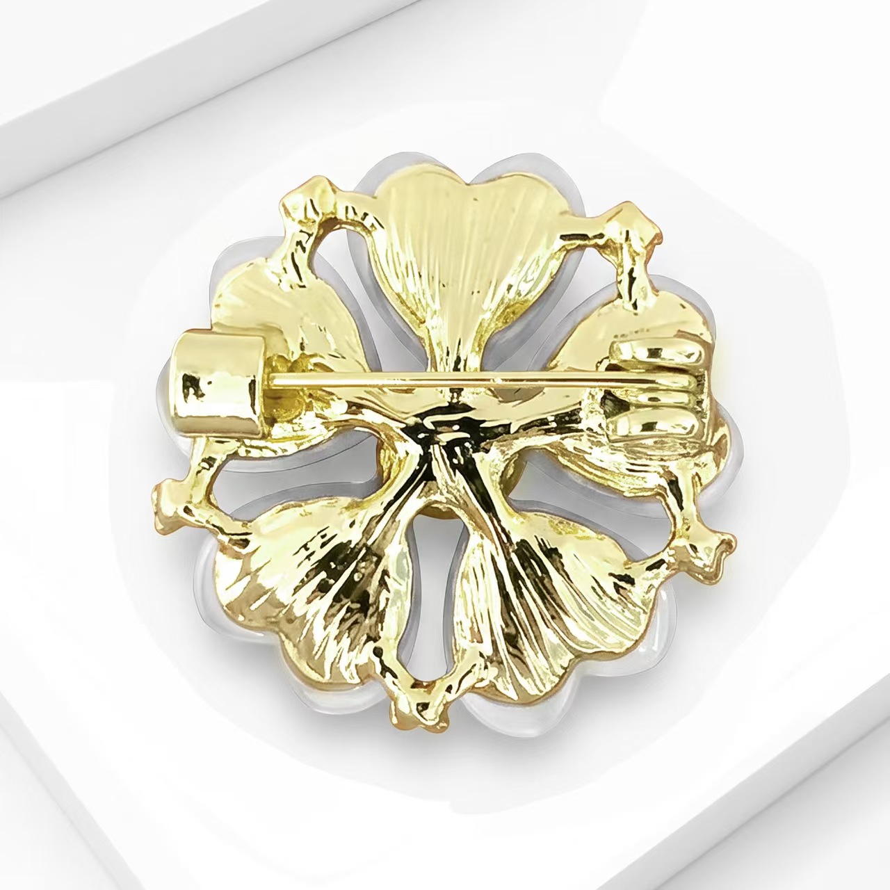 New fashionable and exquisite ladies' cat's eye flower brooch, suit coat accessory pin, versatile wholesale Application Scenario