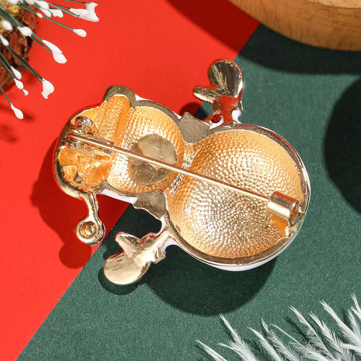 European and American alloy enamel oil drip Christmas snowman brooch, simple, fashionable and creative Christmas festival clothing collar pin Application Scenario