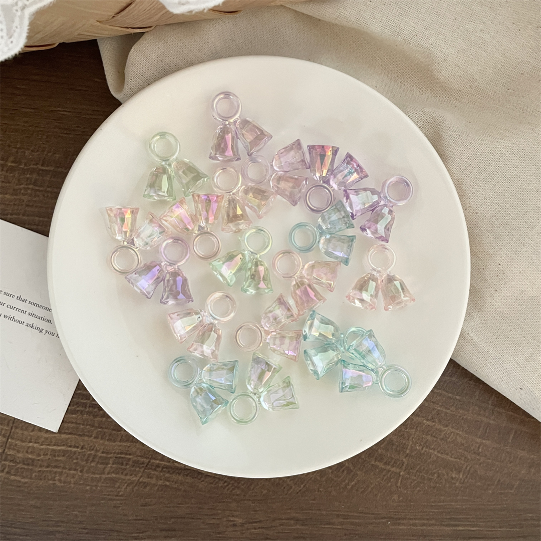 Chen Ming's seven-color uv lantern beads, UV-coated cut surface high-brightness iridescent hanging beads, diamond-shaped water cube diy car hanging accessories Application Scenario