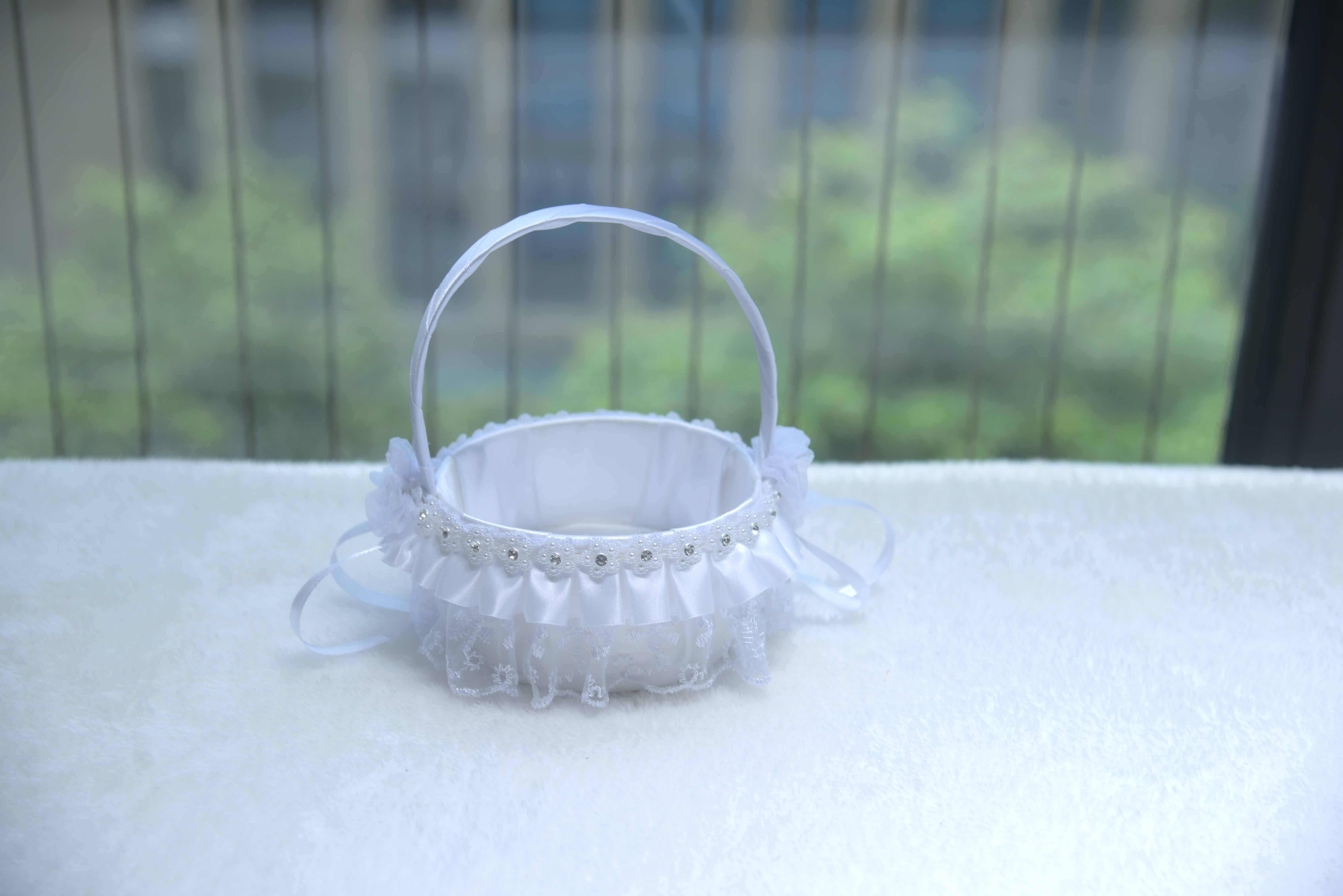 White lace flower baskets for wedding flower girls, paired with flower-scattering props and background decoration props