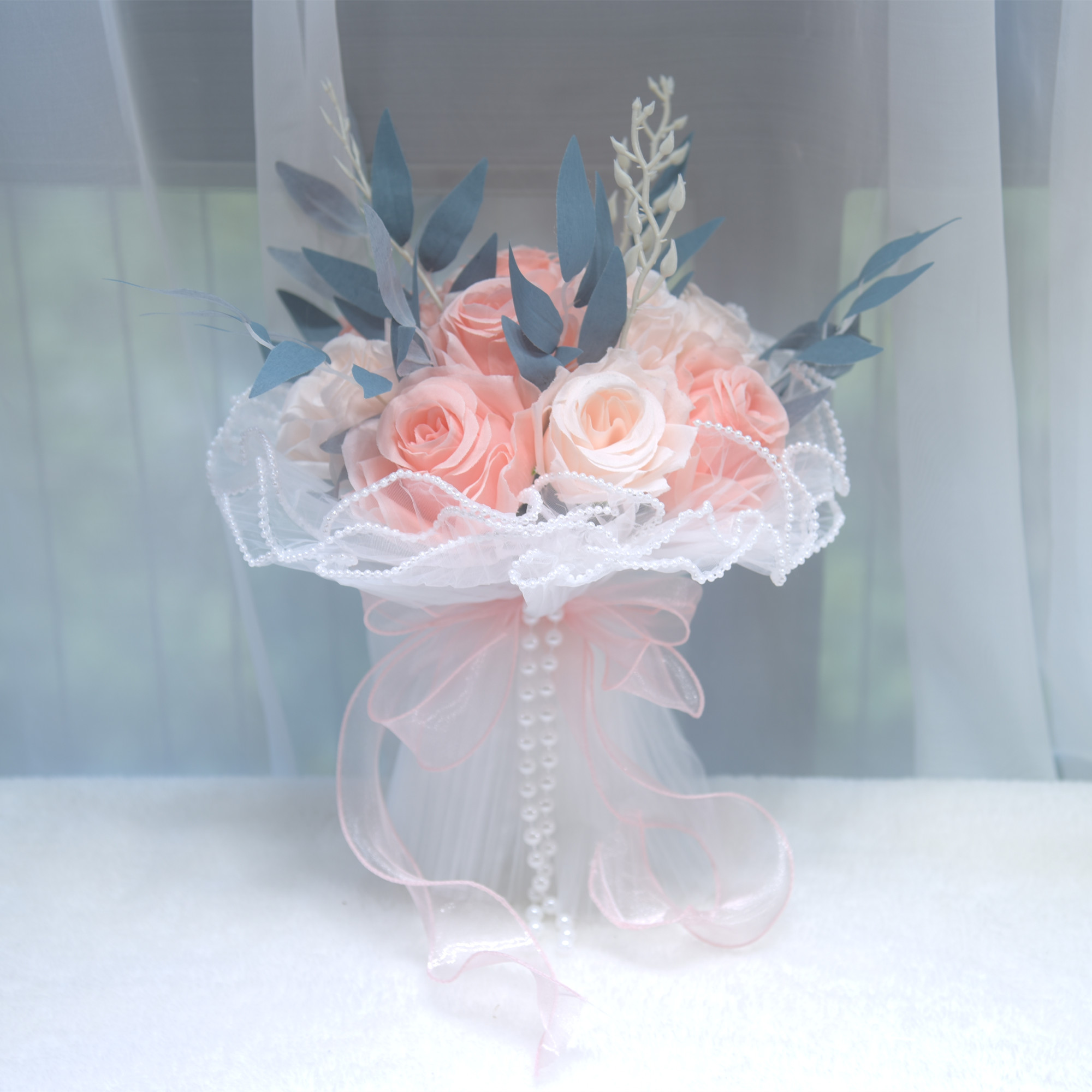The bride's bouquet features a pink rose bouquet paired with a high-quality imitation bouquet of blue, green leaves, white pearls and lace