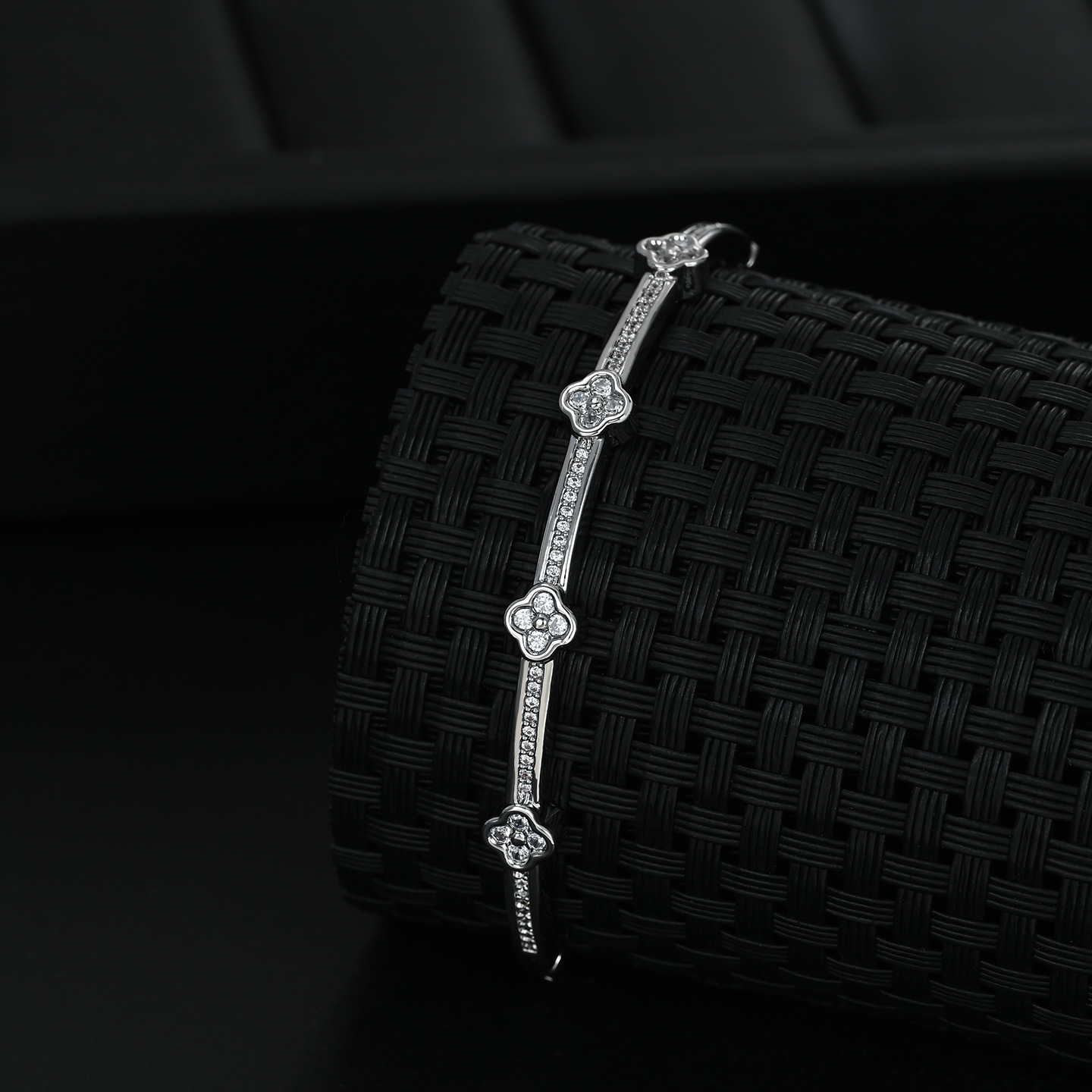 Francés luz de lujo de cuatro hojas con diamantes pulsera fina mujer hebillas de oro nichos commuter temperamento pulsera details Picture