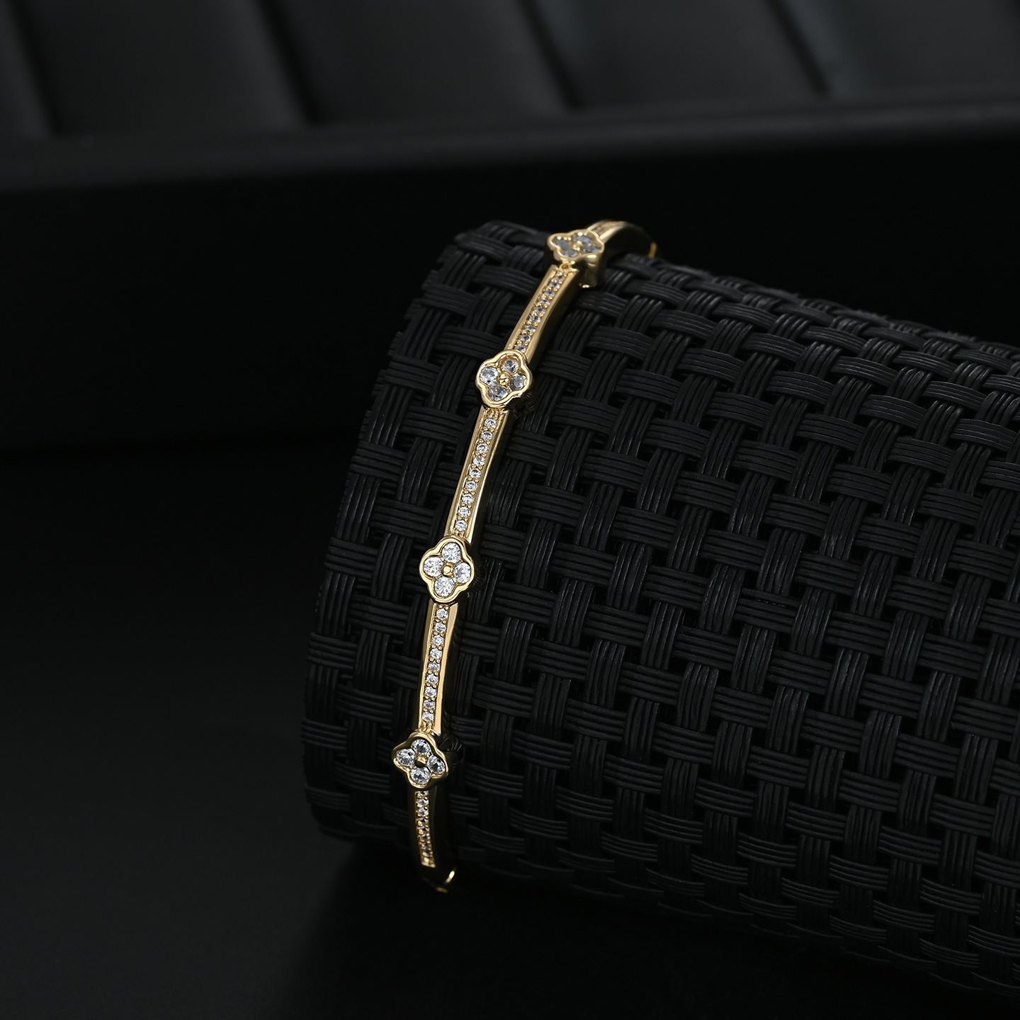 Francés luz de lujo de cuatro hojas con diamantes pulsera fina mujer hebillas de oro nichos commuter temperamento pulsera