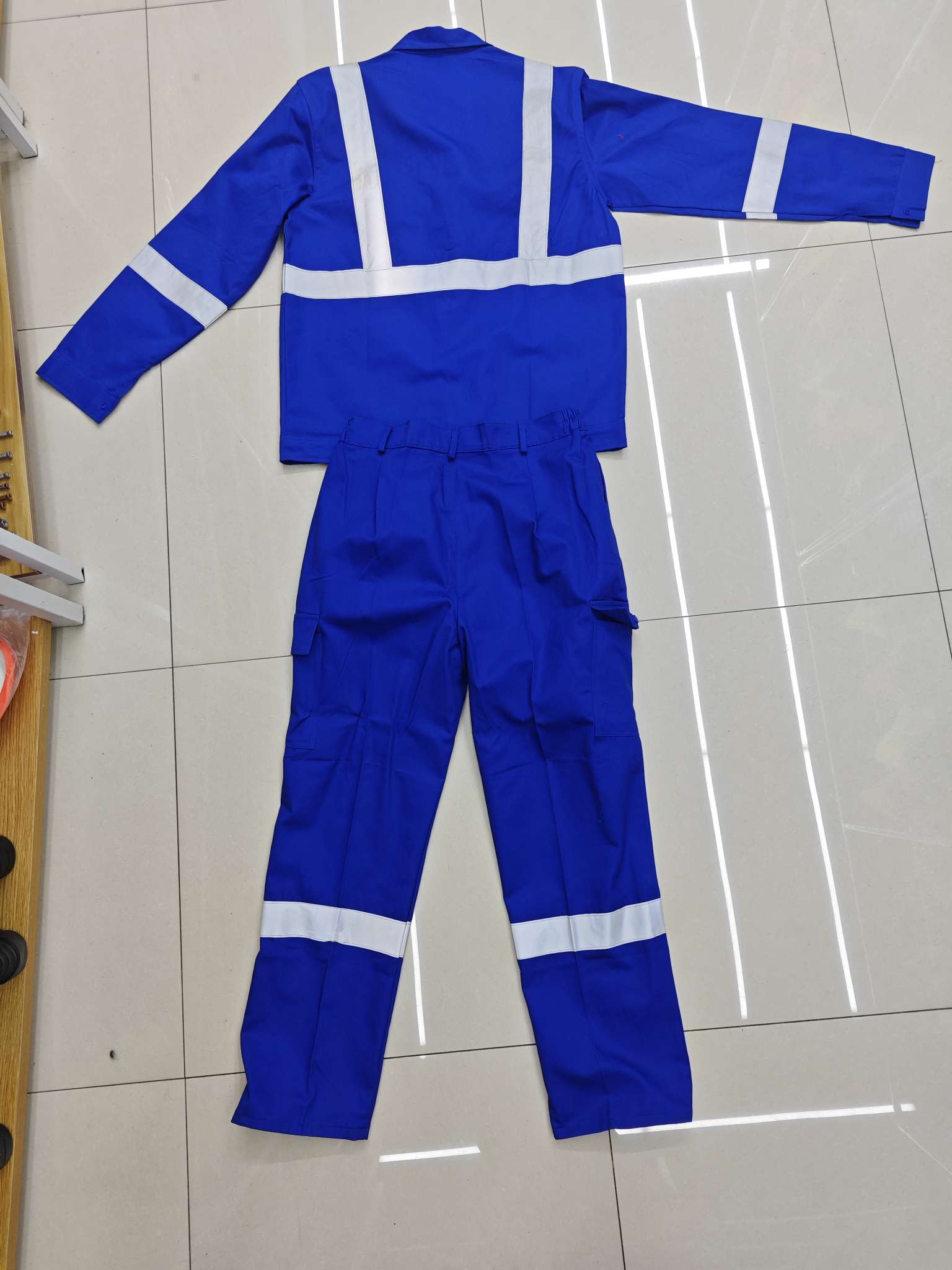 Long-sleeved reflective work clothes set in royal blue, construction site engineering labor protection clothing, multi-pocket reflective strip work clothes, two-piece set, royal blue reflective strip work clothes set, long-sleeved labor protection work clothes for construction site workshops detail image 5