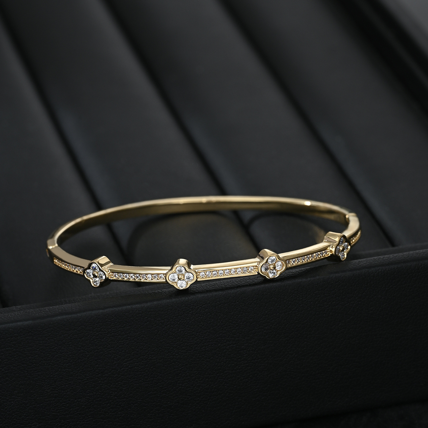 Francés luz de lujo de cuatro hojas con diamantes pulsera fina mujer hebillas de oro nichos commuter temperamento pulsera Specification image
