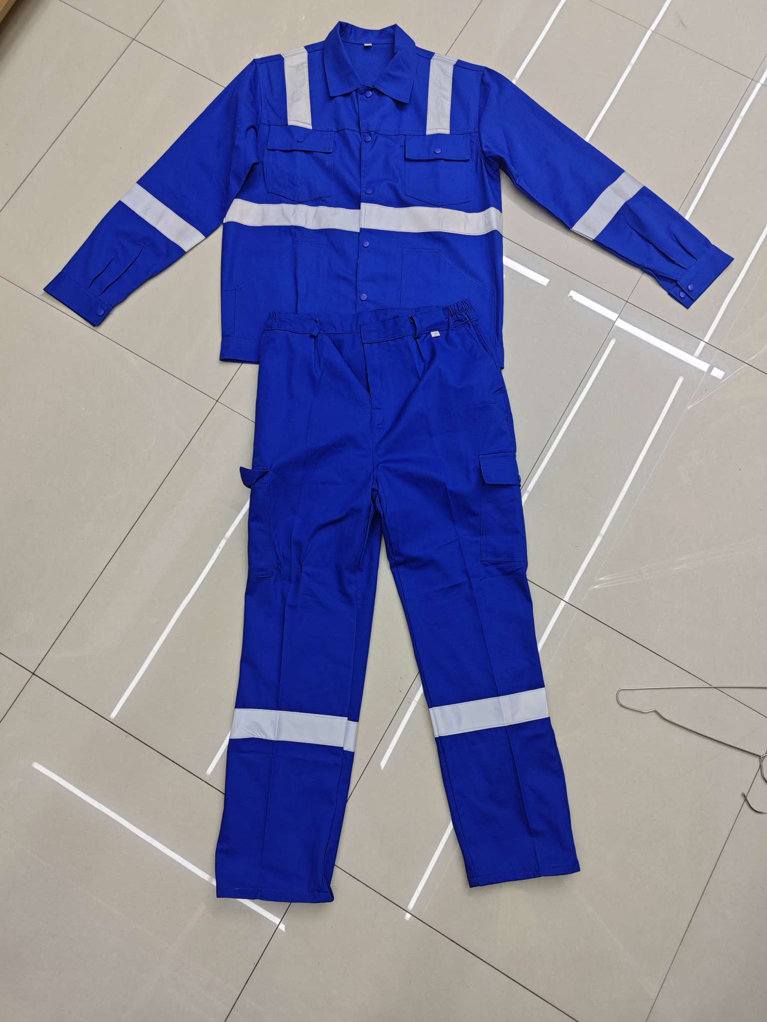 Long-sleeved reflective work clothes set in royal blue, construction site engineering labor protection clothing, multi-pocket reflective strip work clothes, two-piece set, royal blue reflective strip work clothes set, long-sleeved labor protection work clothes for construction site workshops detail image 4