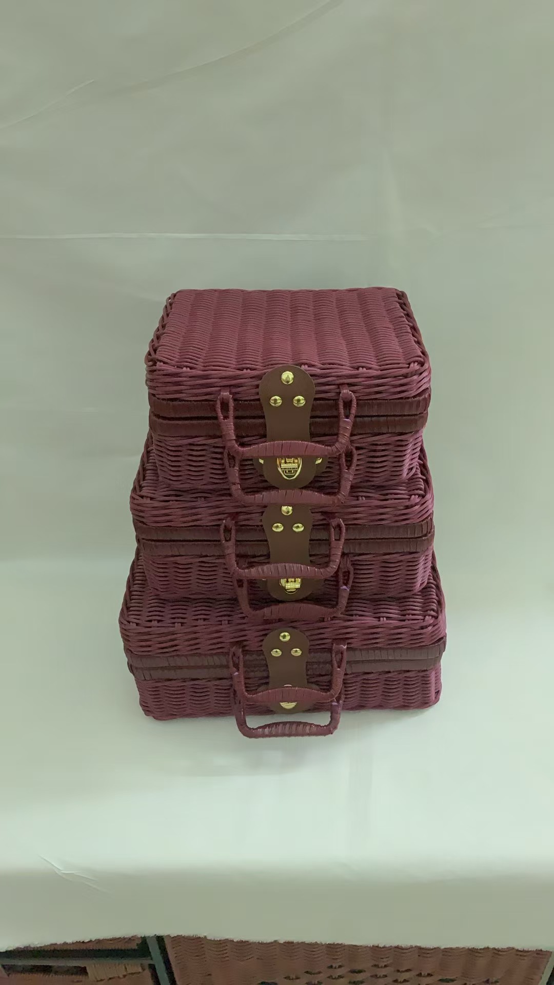 Коробки из-под красного и коричневого букетов, коробки для сбора пожертвований, коробки для сбора книг, коробки для дамской косметики, корзины для пикников pic 8