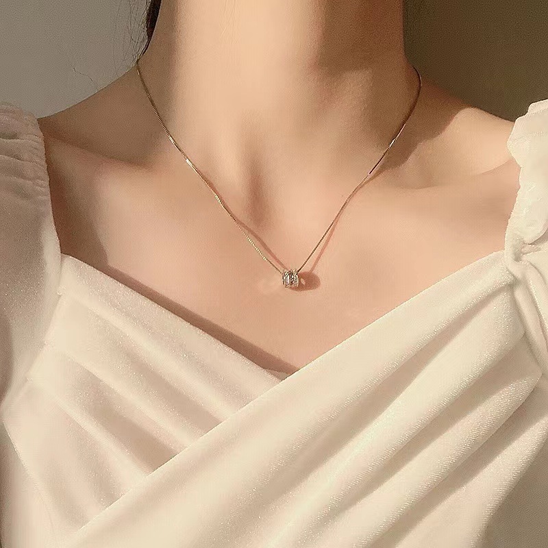 A golden, simple, fine chain, niche Roman numeral beaded necklace, a versatile and all-purpose necklace for daily commuting