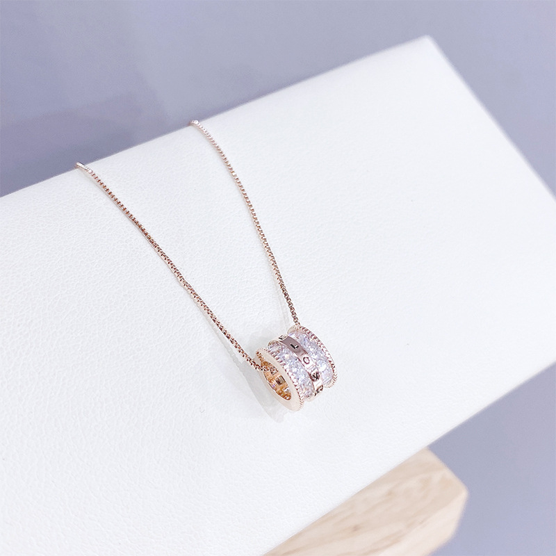 A golden, simple, fine chain, niche Roman numeral beaded necklace, a versatile and all-purpose necklace for daily commuting Application Scenario