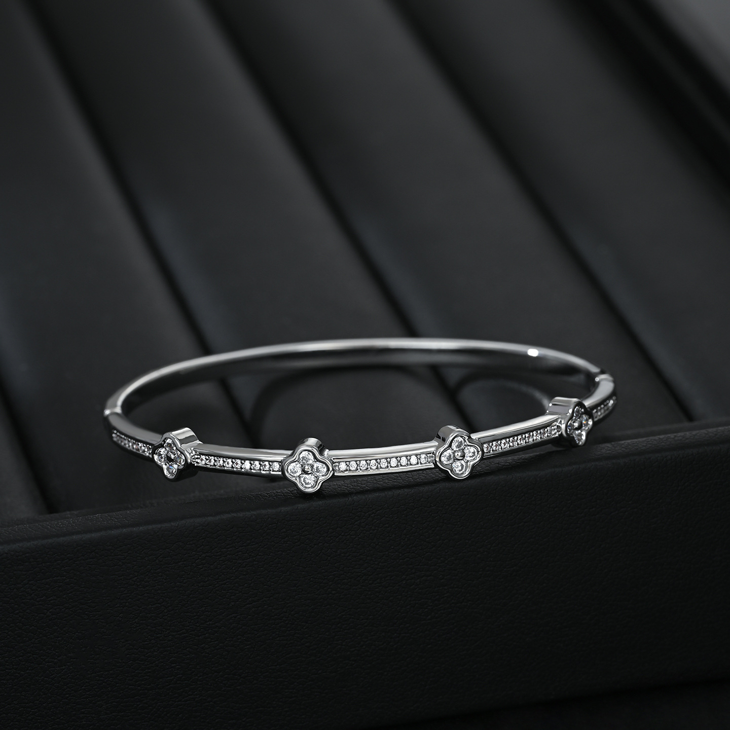 Francés luz de lujo de cuatro hojas con diamantes pulsera fina mujer hebillas de oro nichos commuter temperamento pulsera Application Scenario