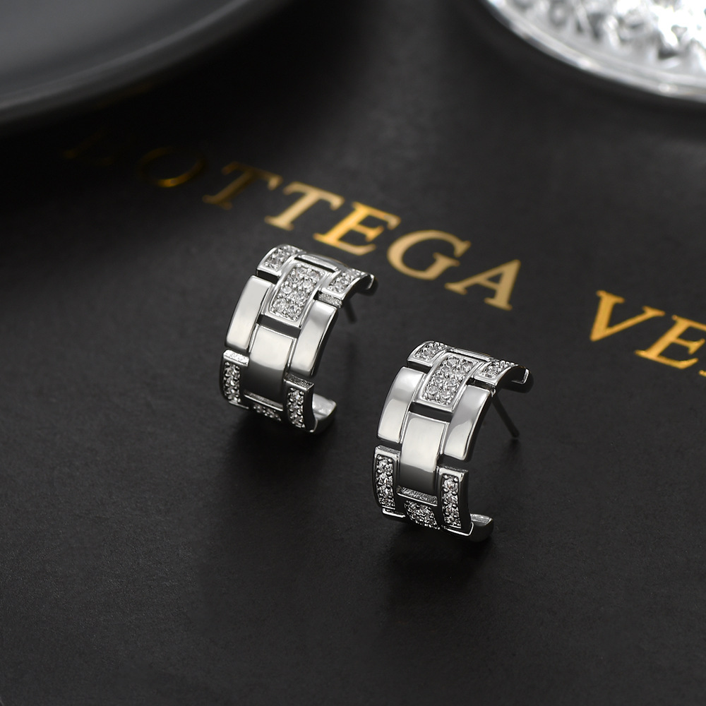 Retro strap pattern diamond-encrusted stud earrings, women's light luxury wide version, golden metal C ring, high-end feel, S925 silver needle stud earrings Specification image