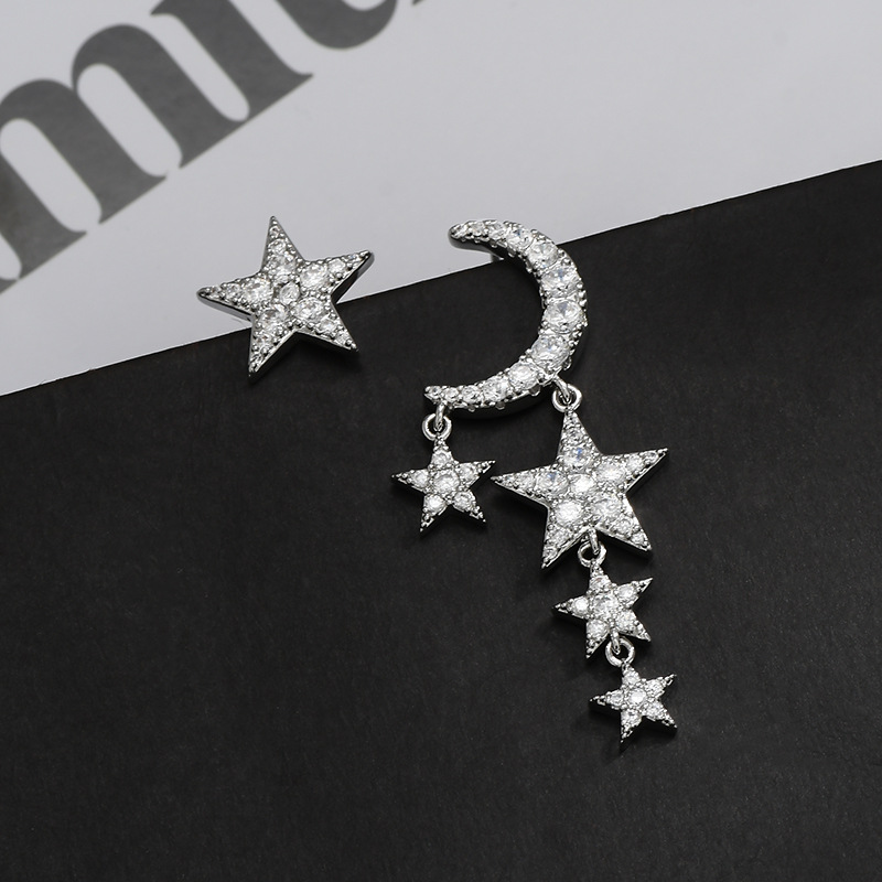 The S925 silver needle design is a niche, simple and versatile star and moon stud. It is small and exquisite Item Picture