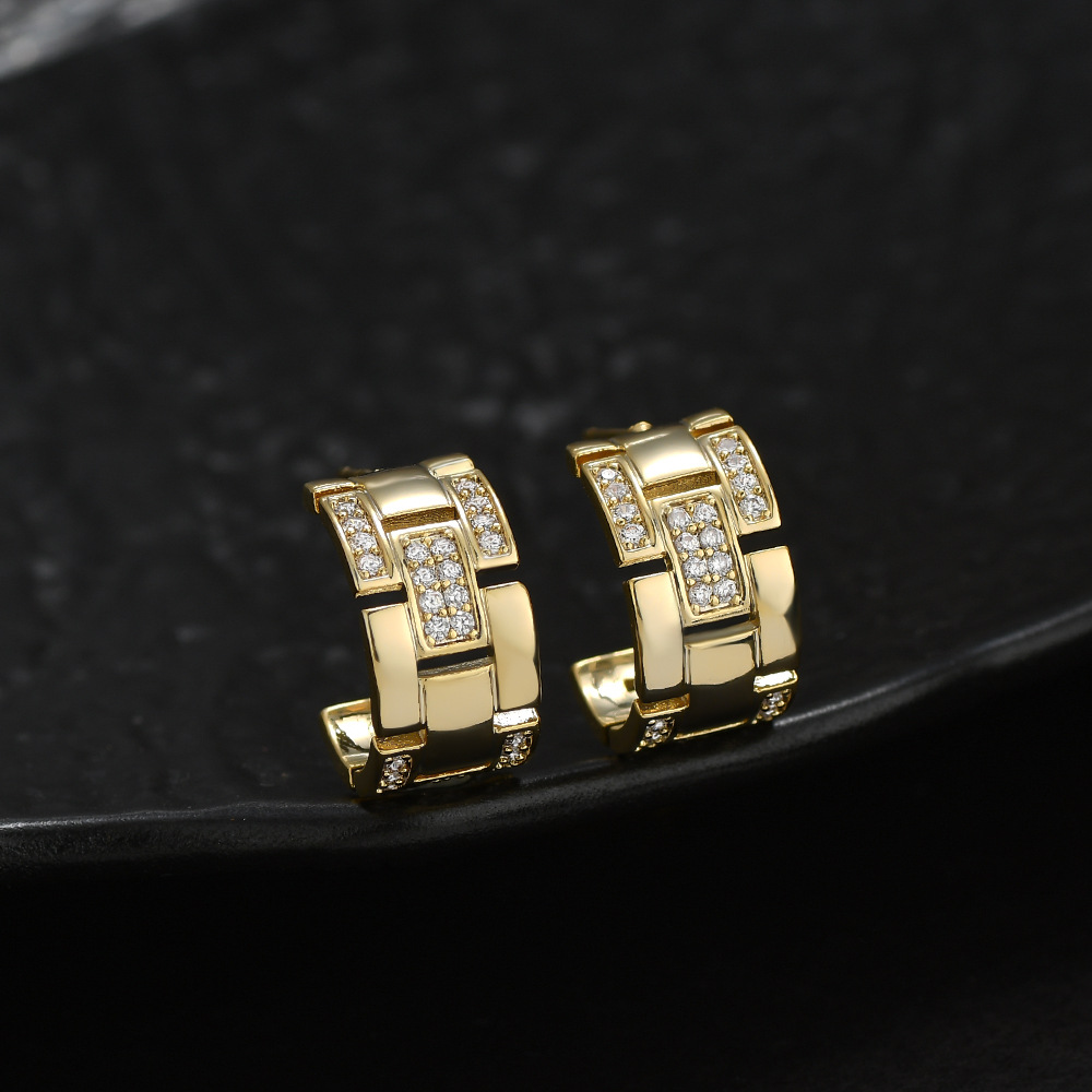 Retro strap pattern diamond-encrusted stud earrings, women's light luxury wide version, golden metal C ring, high-end feel, S925 silver needle stud earrings Application Scenario