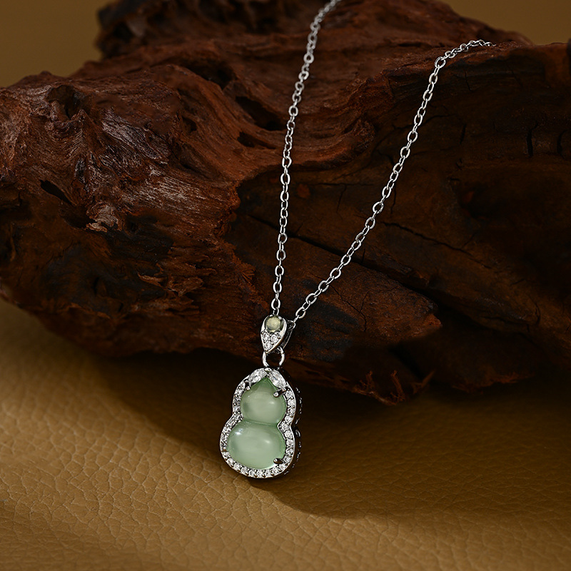 Nuevo collar chino de calabaza de jade verde claro colgante de diamantes para mujeres collar de lujo nacional ligero pic 4