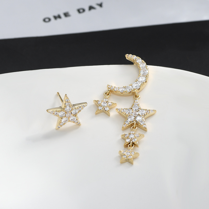 The S925 silver needle design is a niche, simple and versatile star and moon stud. It is small and exquisite details Picture