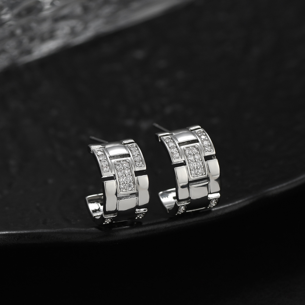 Retro strap pattern diamond-encrusted stud earrings, women's light luxury wide version, golden metal C ring, high-end feel, S925 silver needle stud earrings Item Picture