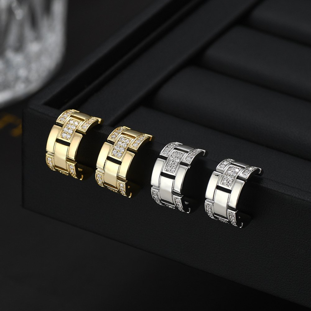 Retro strap pattern diamond-encrusted stud earrings, women's light luxury wide version, golden metal C ring, high-end feel, S925 silver needle stud earrings