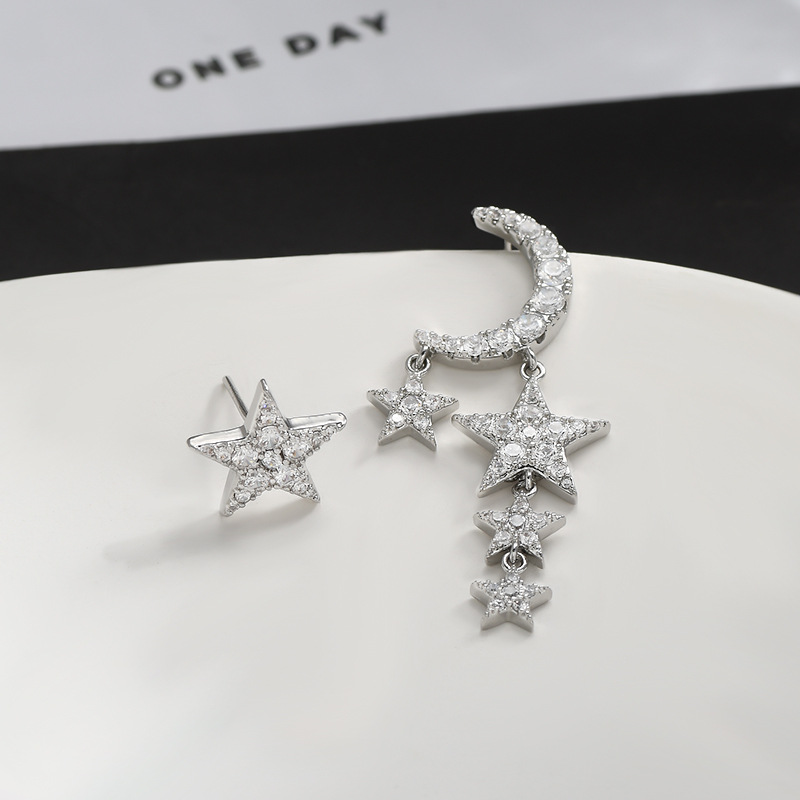The S925 silver needle design is a niche, simple and versatile star and moon stud. It is small and exquisite pic 4
