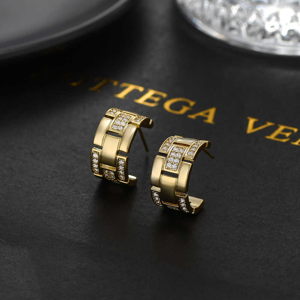 Retro strap pattern diamond-encrusted stud earrings, women's light luxury wide version, golden metal C ring, high-end feel, S925 silver needle stud earrings details Picture