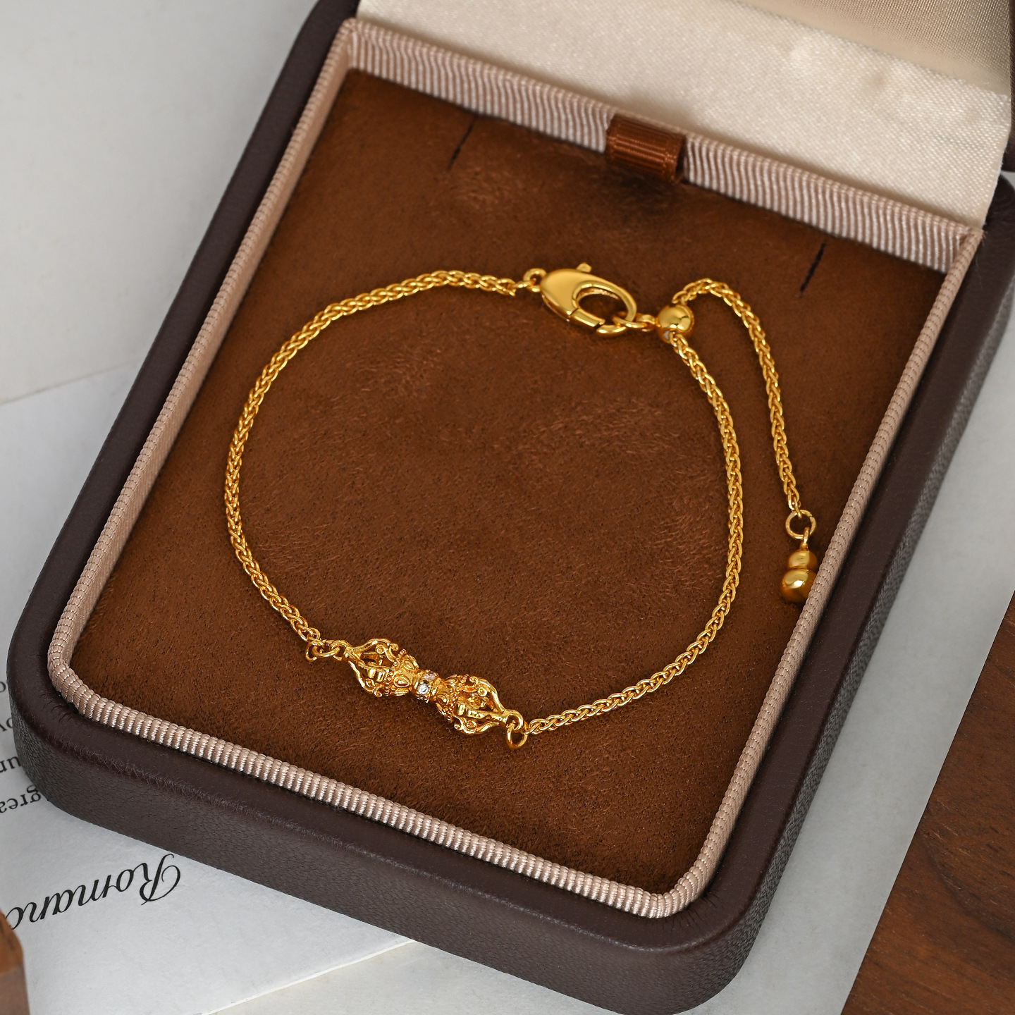 Retro estilo de lujo brillante oro hueco redondo perlas diseño sentido de la cadena de cola de calabaza ajustable pulsera versátil enviar un regalo Application Scenario
