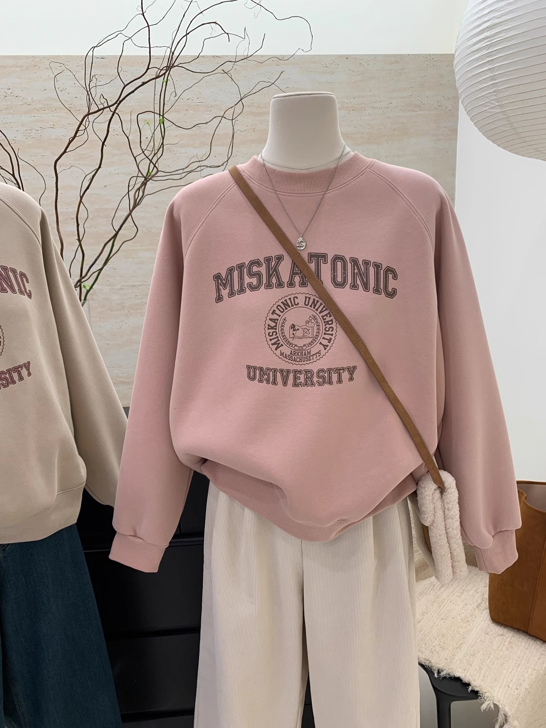 The 2026 new autumn and winter collection of American-style round-neck sweatshirts for women is a super good-looking inner layer. It's a long-sleeved top