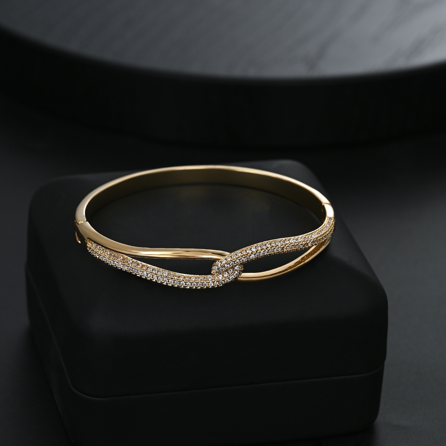 Lujo ligero pulsera de oro de lujo para mujeres nicho de diseño sentido pulsera abierta commuter cena temperamento exquisito pulsera versátil Application Scenario